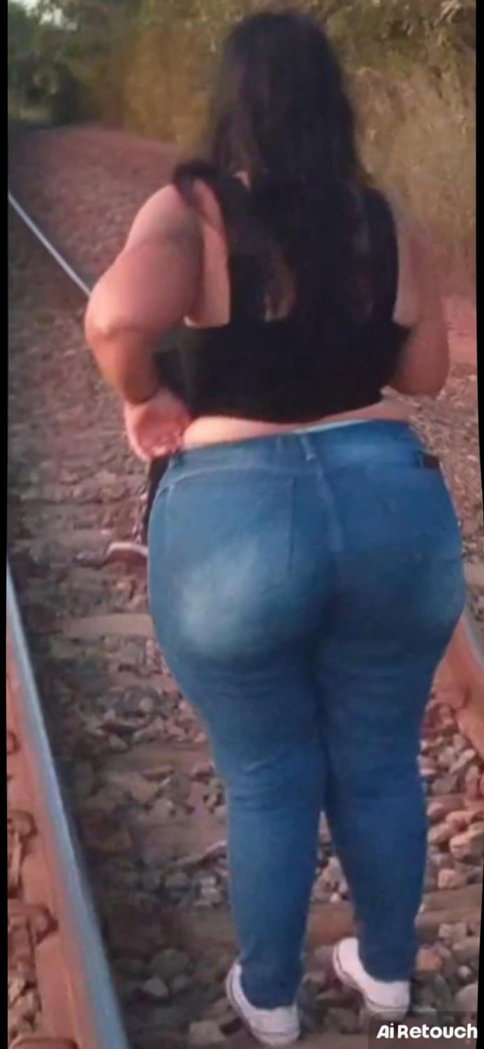 Bundao enorme ,ela nem via que eu gravava essa rabao