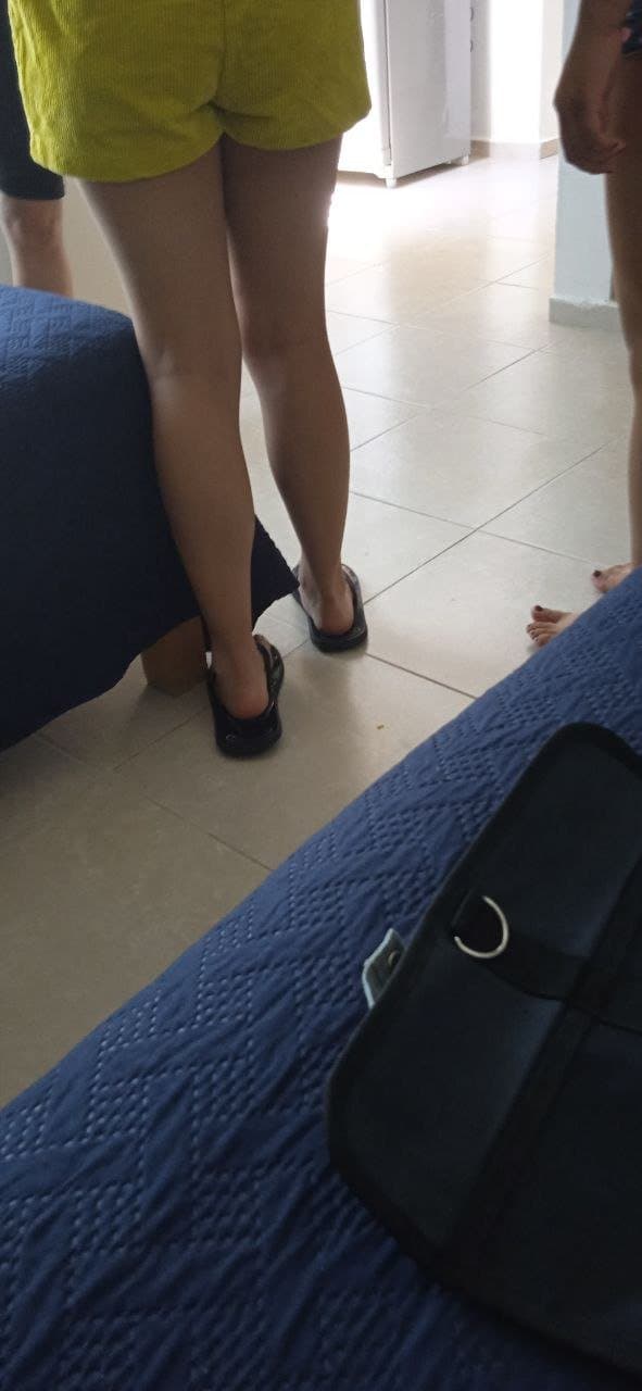 La perra traga leche de mi prima.  Masturbandome en sus pies.