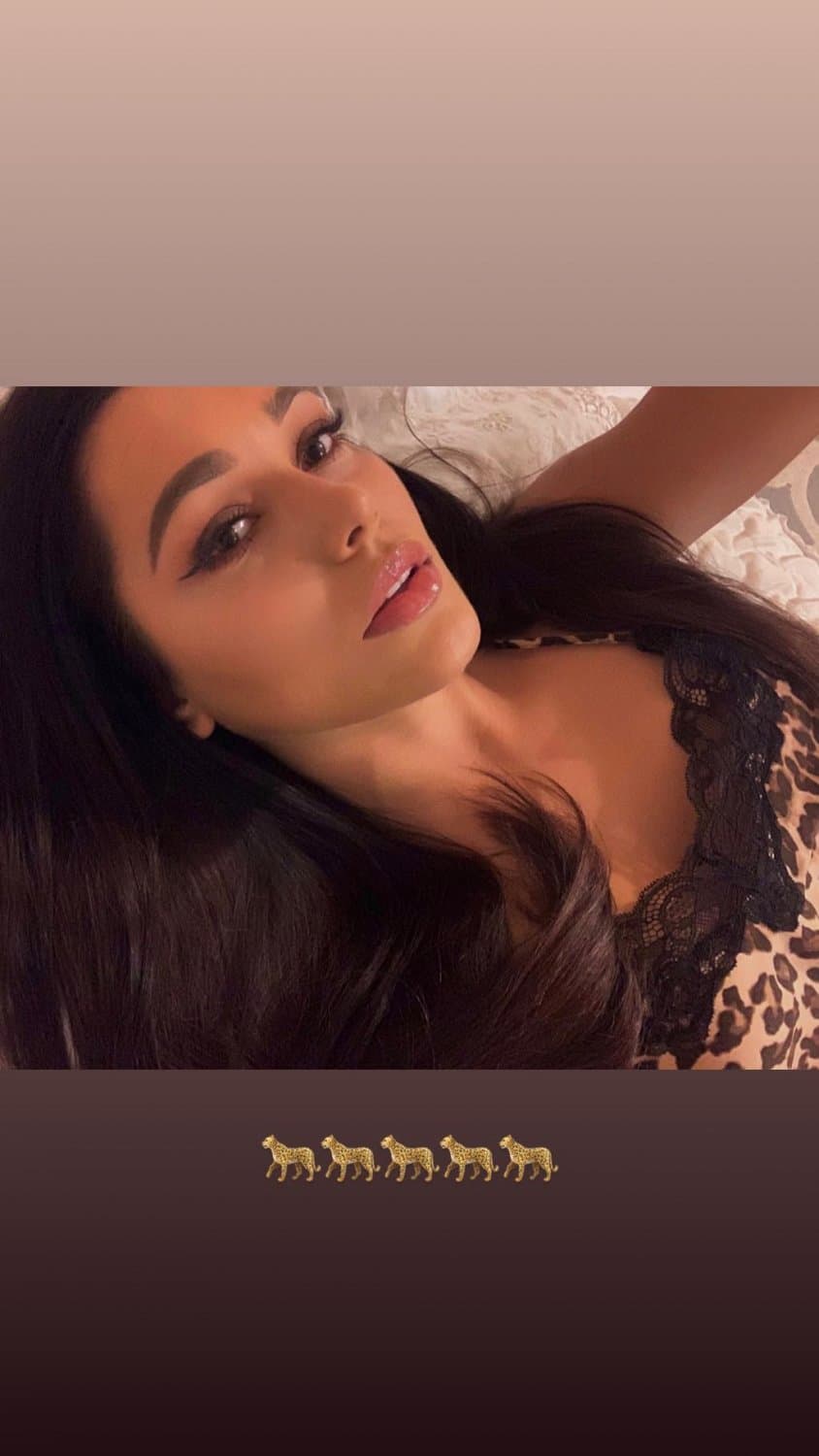 Click to view full size Luxury whore with fuckable mouth and tits