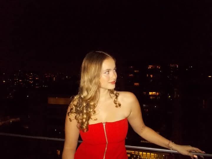 La puta tetona de Giulia, esta recien desbloqueada con 18?lista para recibir una cogida brutal