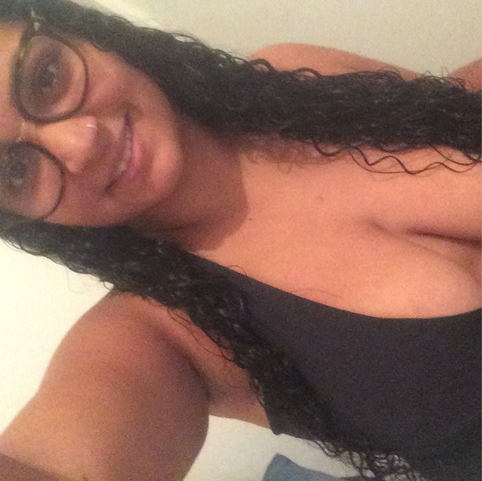 Ariella peituda safada gosta de mostrar para os seus machos