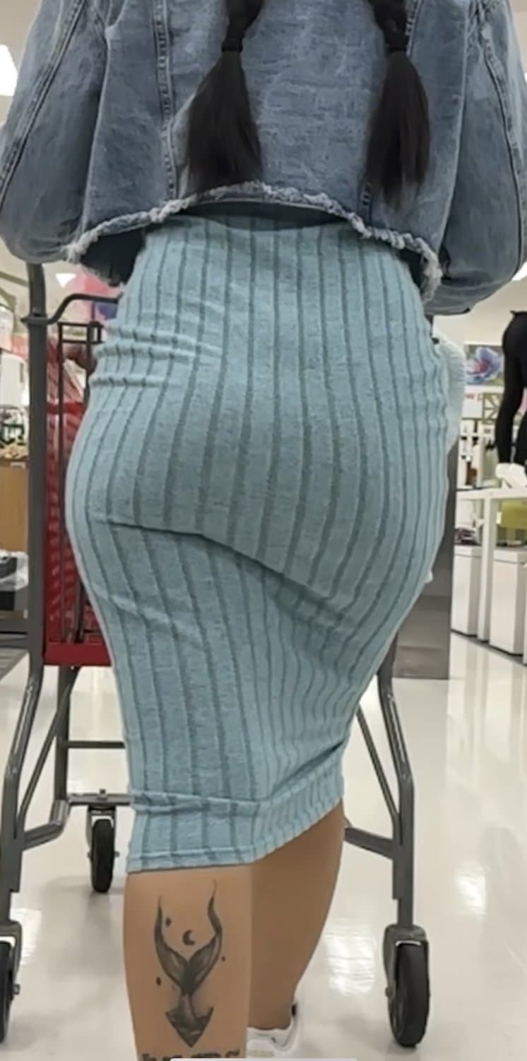 Candid booty in blue skirt walk/shake