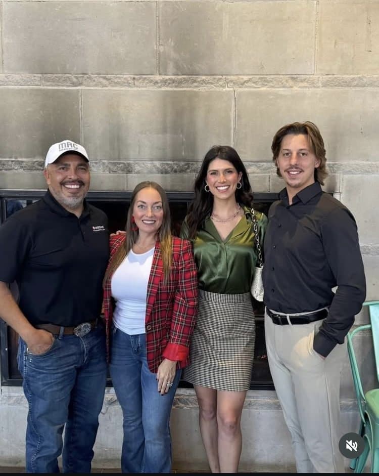 Bimbo Real estate agent is a cheater, SHARE SHARE SHARE