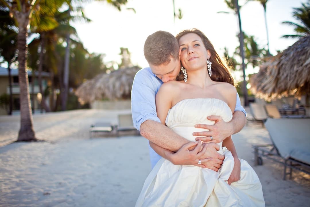 Photoshoot married wife on the beach