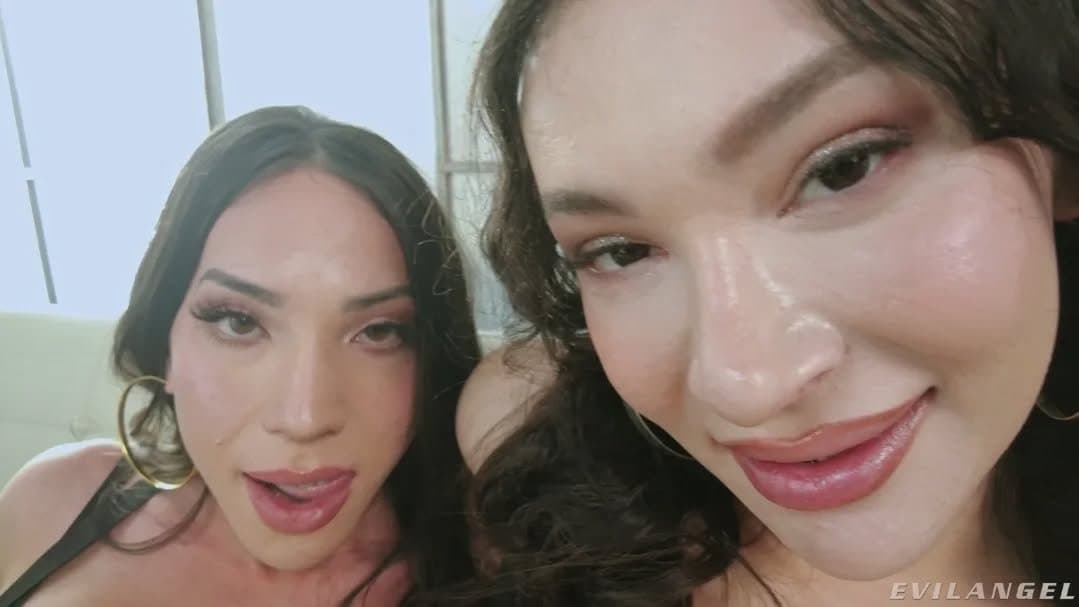 The two most beautiful trannies of the moment dress in black lingerie to play it hot