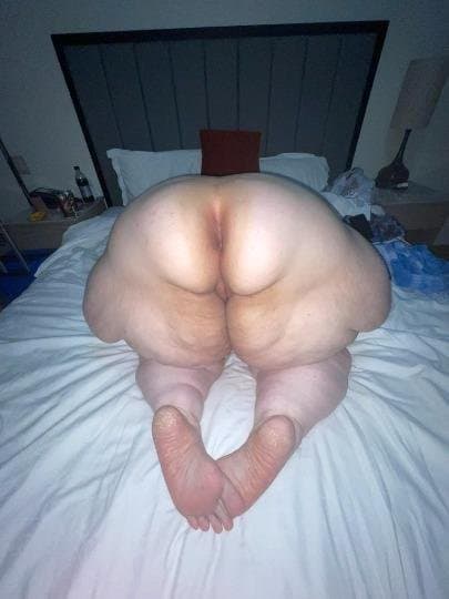 Nasty ass bitch I met at the beach got her back at my hotel and she spread open wide.