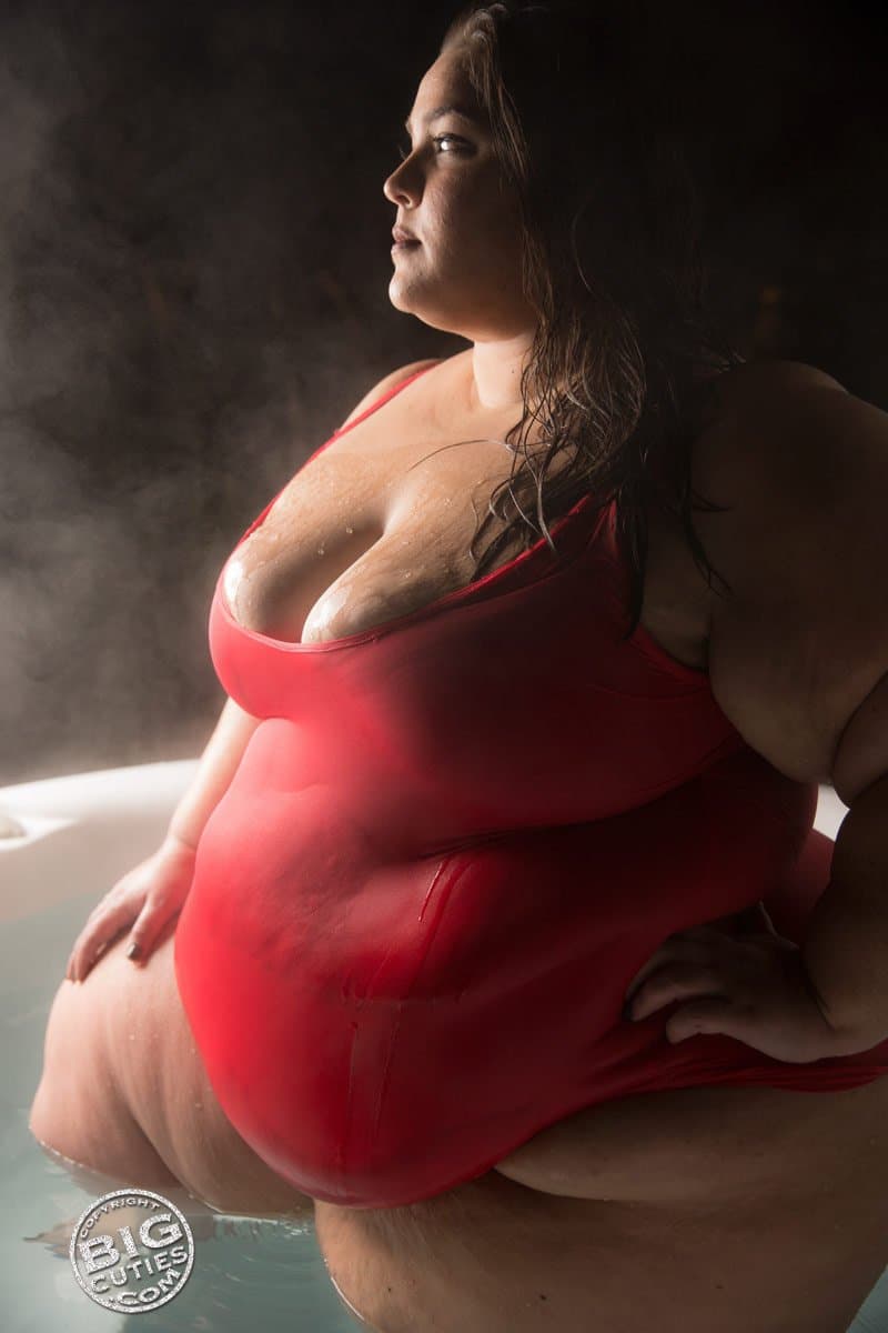 Click to view full size FAT GIRL SEXY JUICY RED APPLE