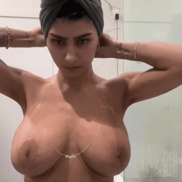 Busty Pornstar Mia Khalifa Big Tits Shower on Livestream! ?
