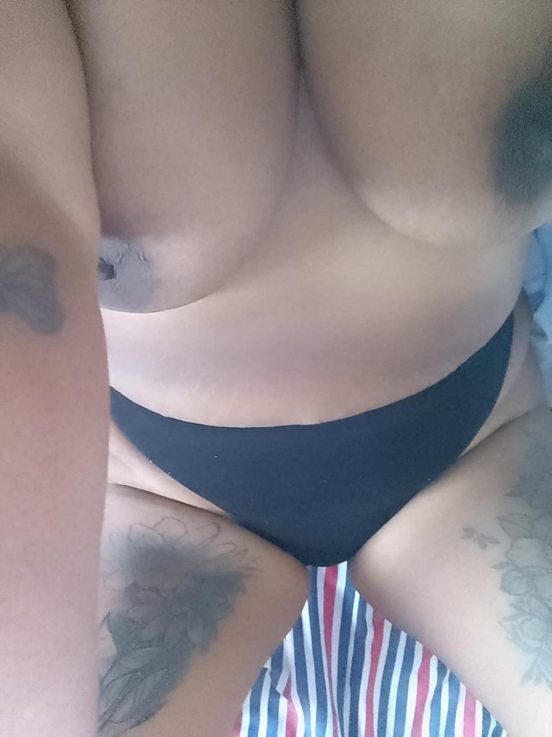 Latina morena culona ???