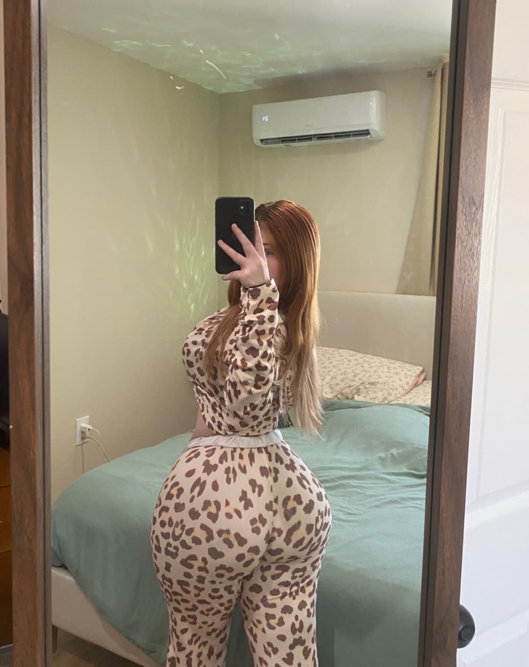 White baddie with big ass hips