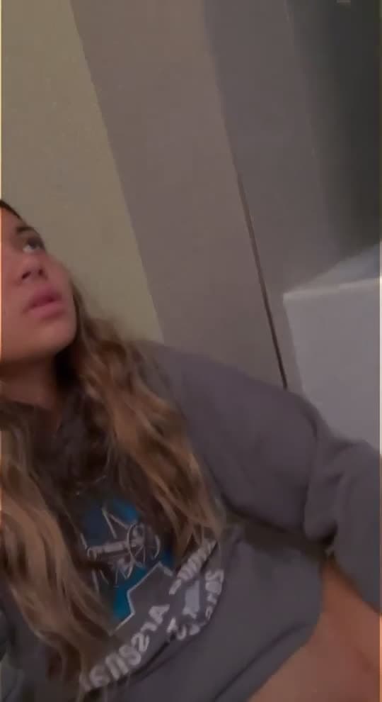 Young slut fucks hair brush