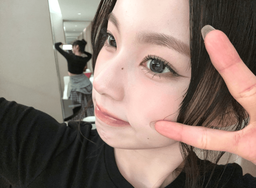 Kyujin nmixx likes her fans to treat her like a slut by filling her face with cum