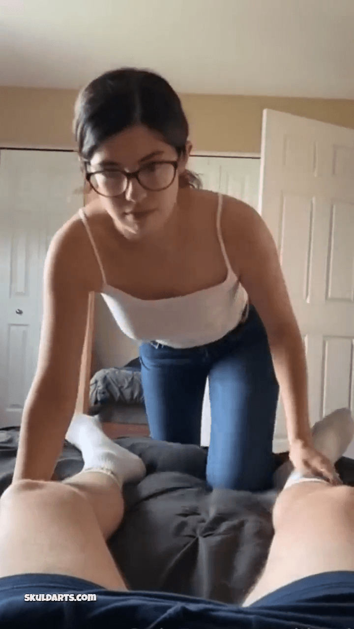 Amateur Porn - Hot girlfriend giving a good morning blowjob and riding BF cock