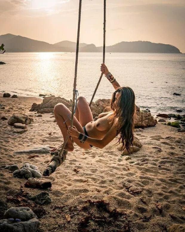 Influencer Hippie Queen with Natural Sexy Saggy Tits