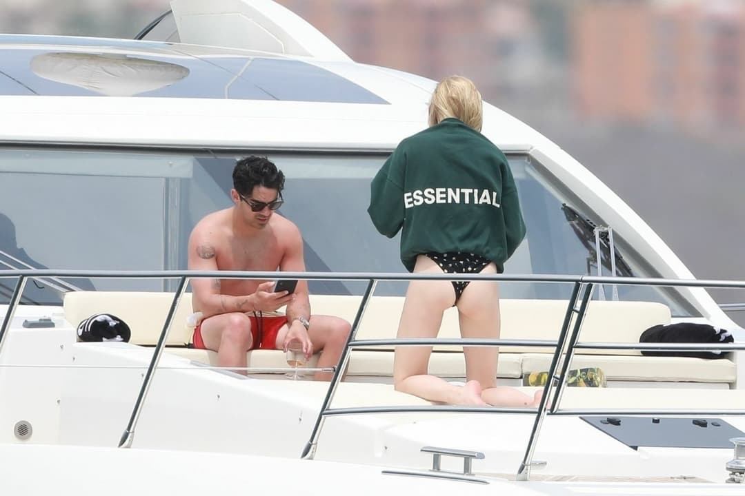 Game of thrones actress Sophie Turner flashes tits on beach.