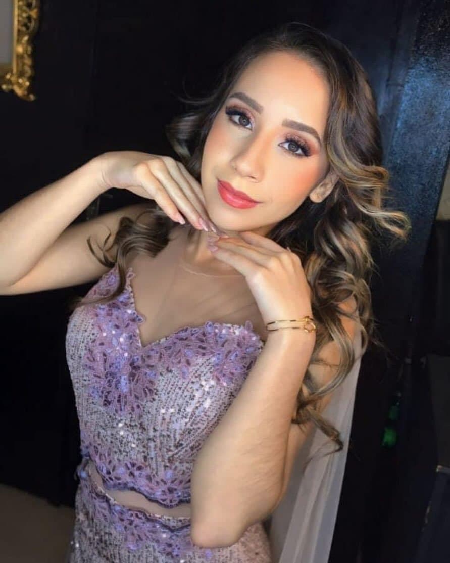 salinas_monserrat con falda de cuero