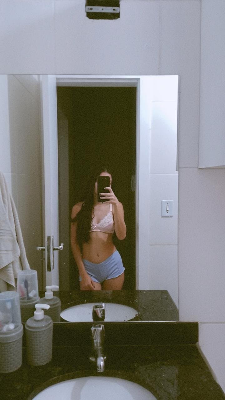 Novinha gostosa vazada com seu nudes ficou famosinha no erome