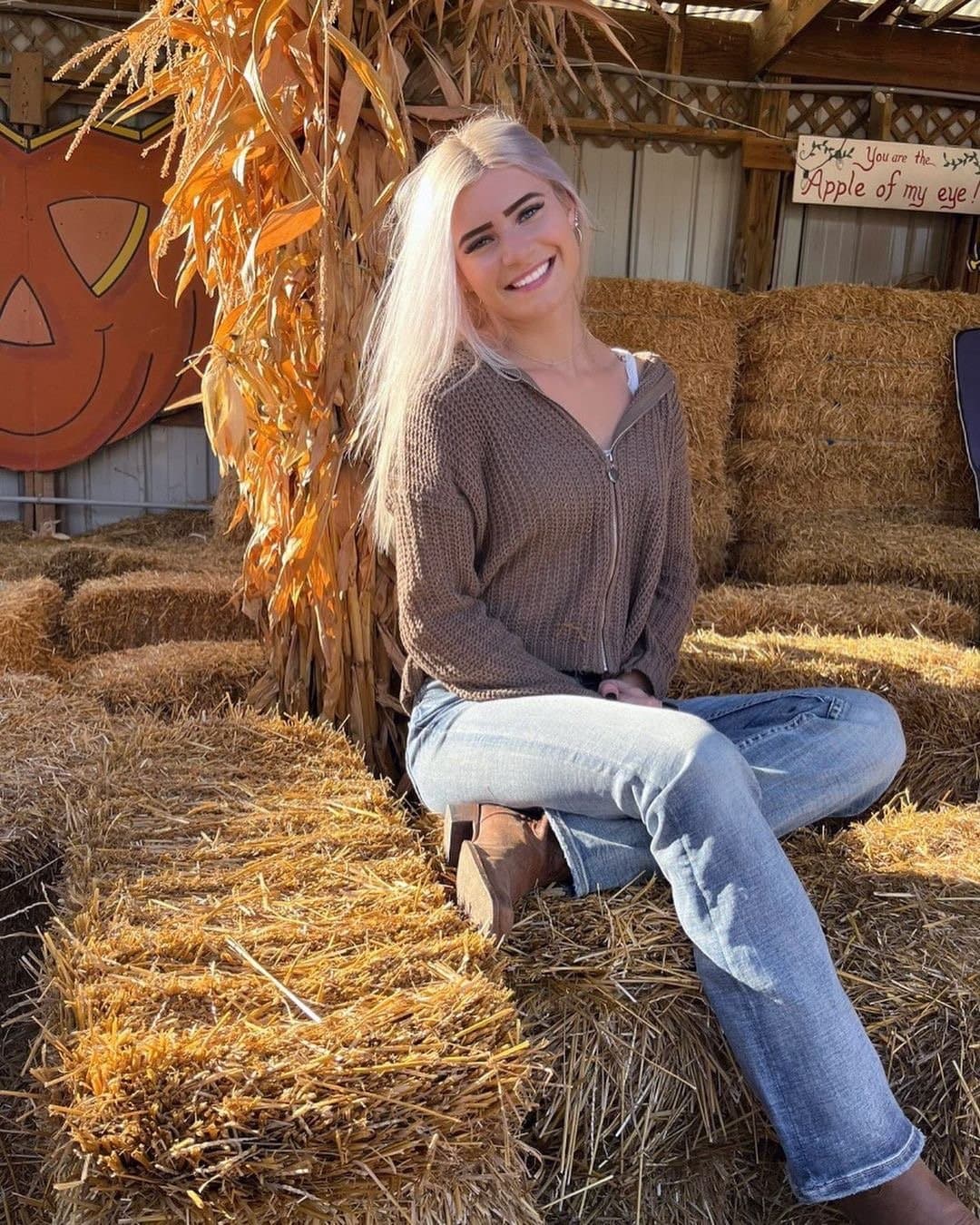 My crush just thanks this asshole with big muscles by kneeling down and sucking his big cock