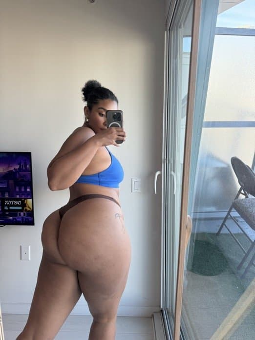 Click to view full size Sexiest lightskin baddie sapphire????