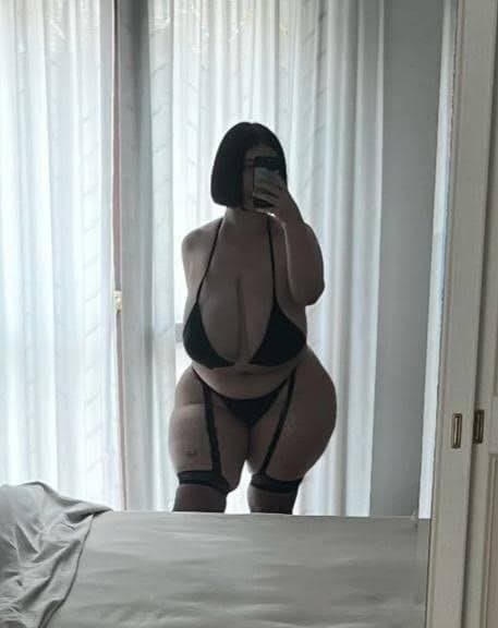 Click to view full size Putita de tetas gigantes y caídas, tiene las tetas más jugosas y lechosas que hay