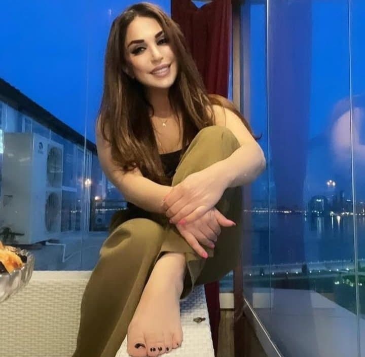 Sexy glamour feet pedicure milf