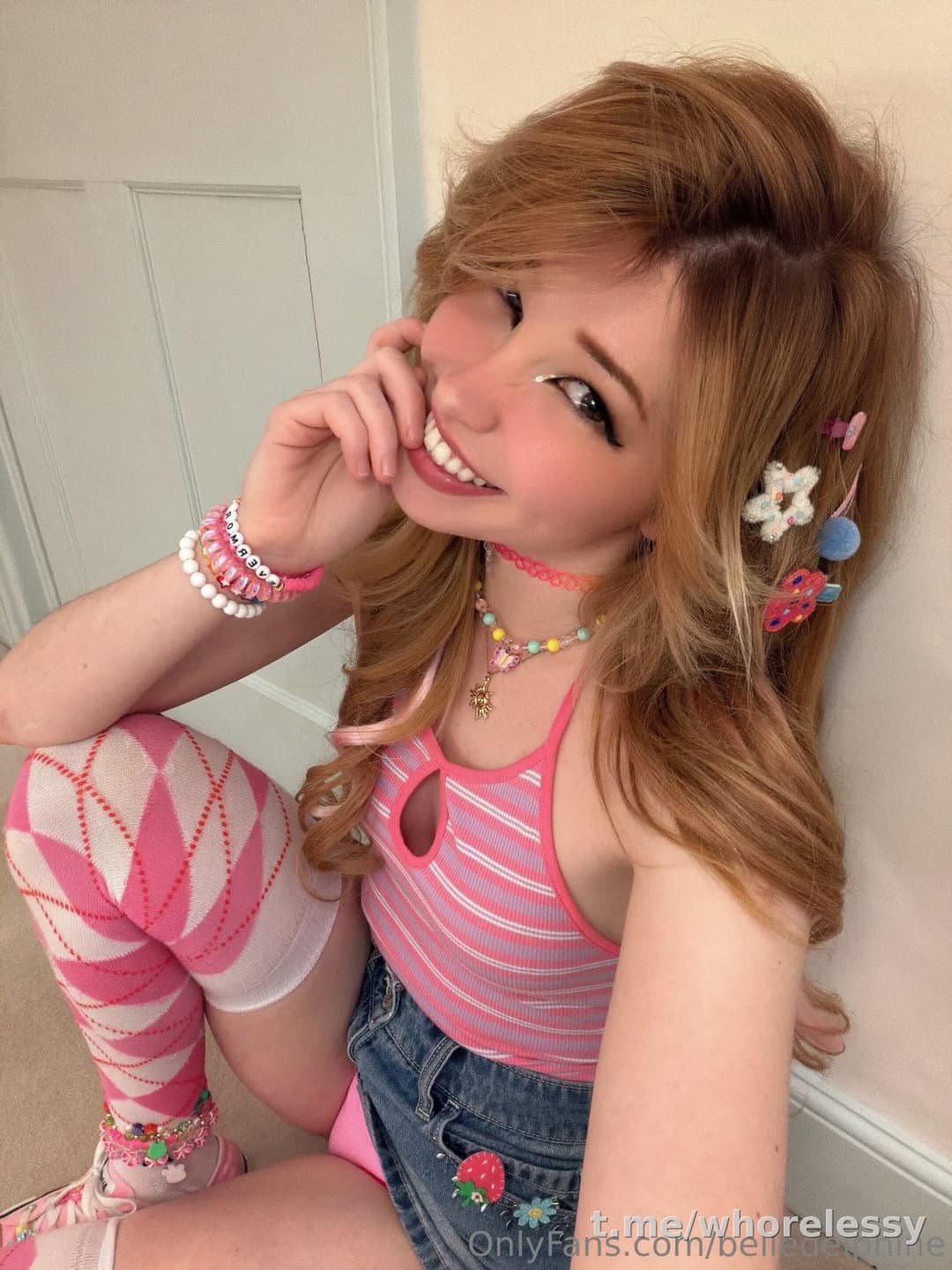 Cute egirl teases pink panties and flashes tits