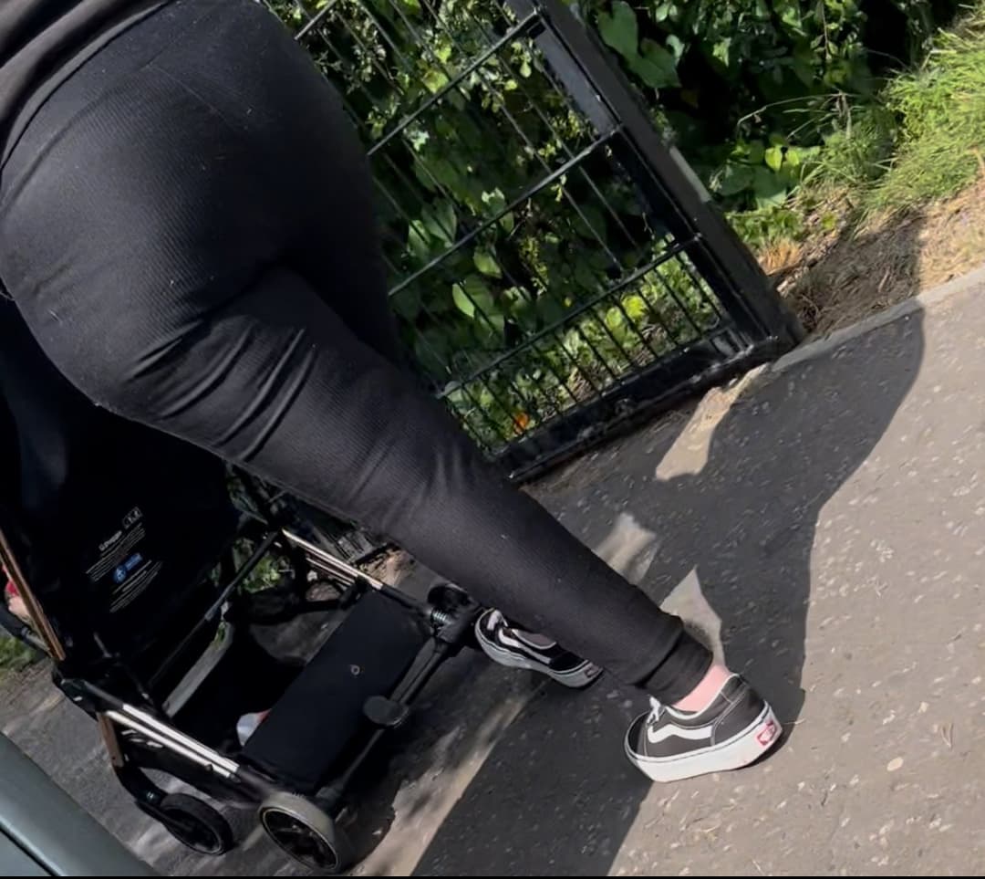 Big ass MILF loves letting me record her jiggly ass, she loves the attention ?