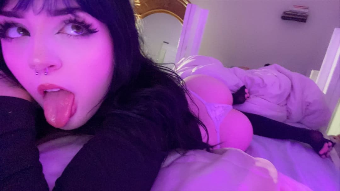 pretty bitch savanah posing for all the creeps to see