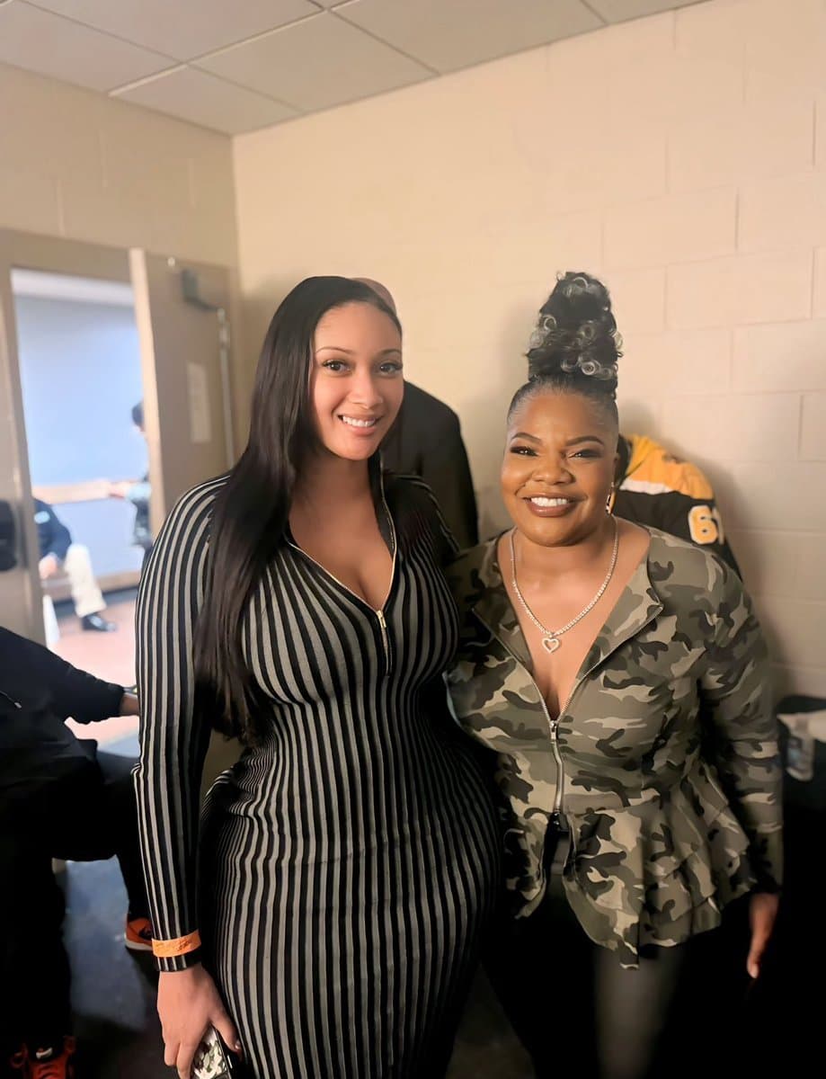 Wanna see her butthole? Call her the N word if you wanna see it.