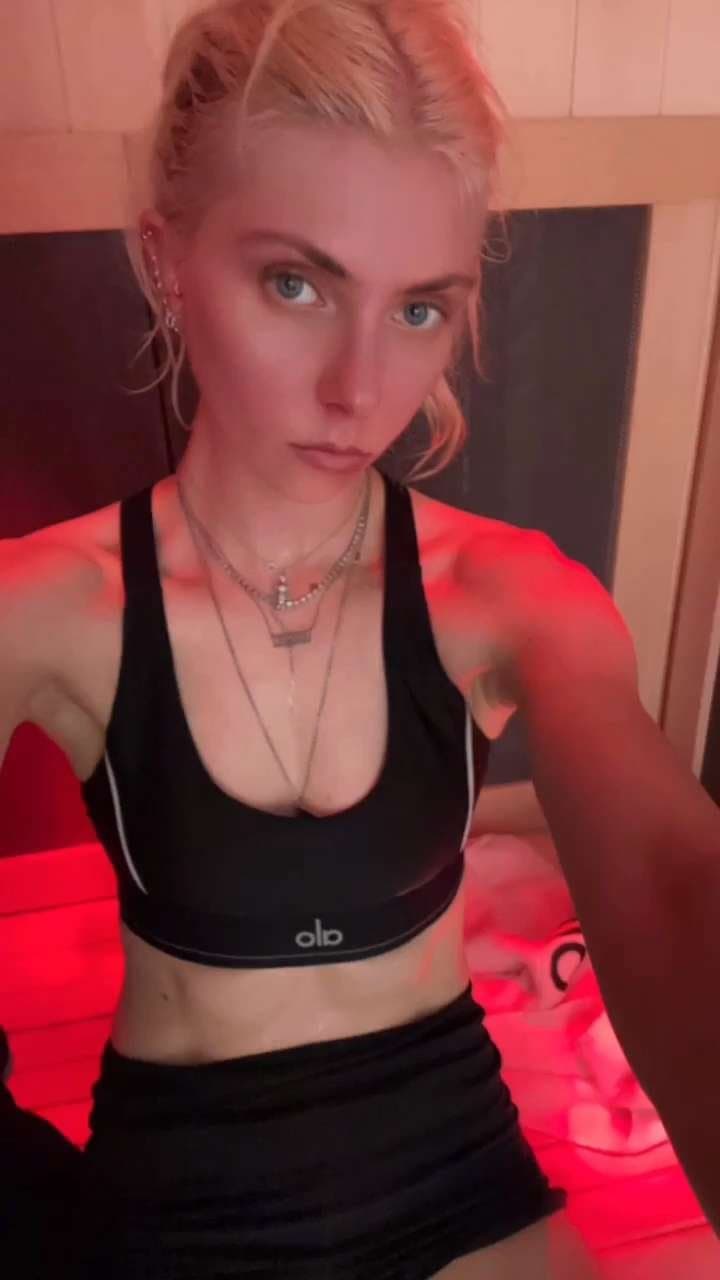 Taylor Momsen Sauna selfies