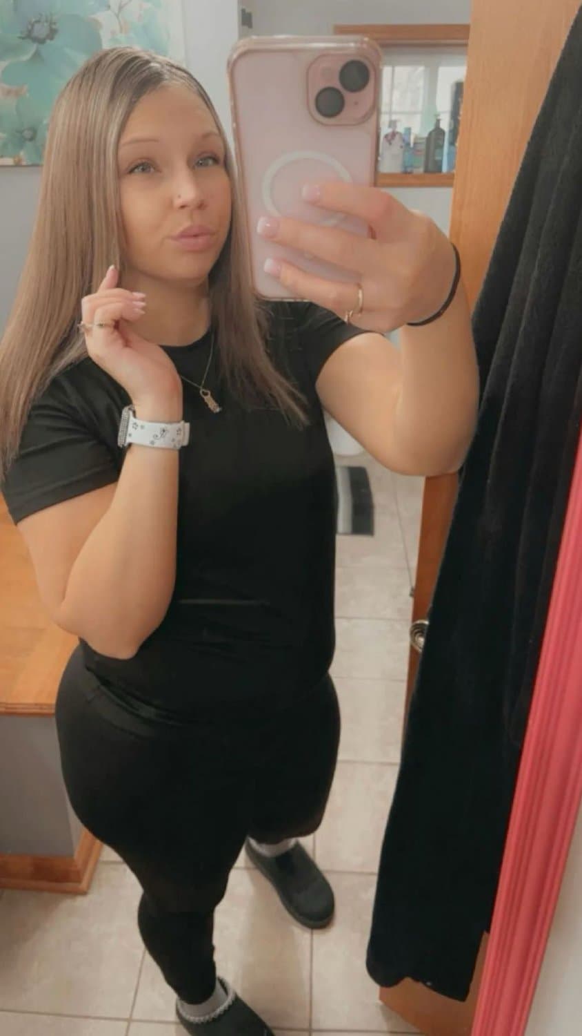 This white bitch got some GOOD WET PHAT PUSSY