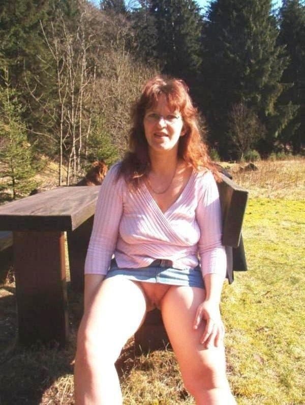 Click to view full size Kerstin ohne Slip unterm Mini Rock -3