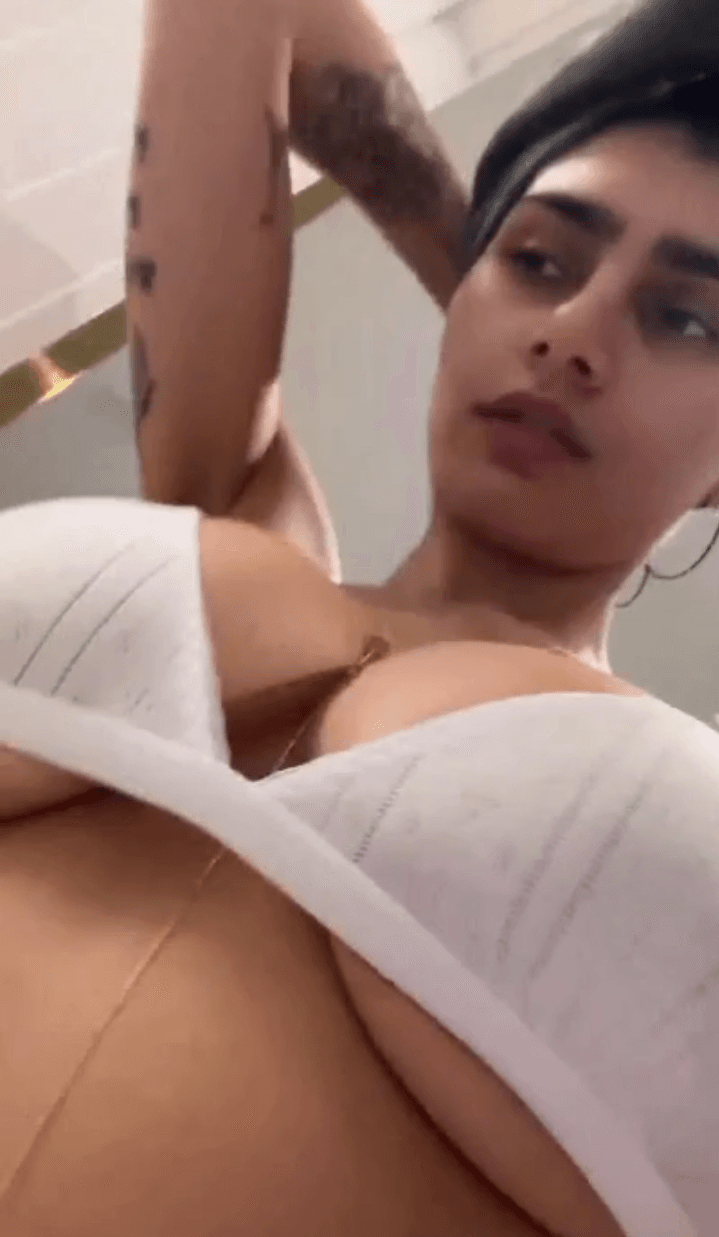 Miak Miak ꓘhalifa in bathroom aaagain