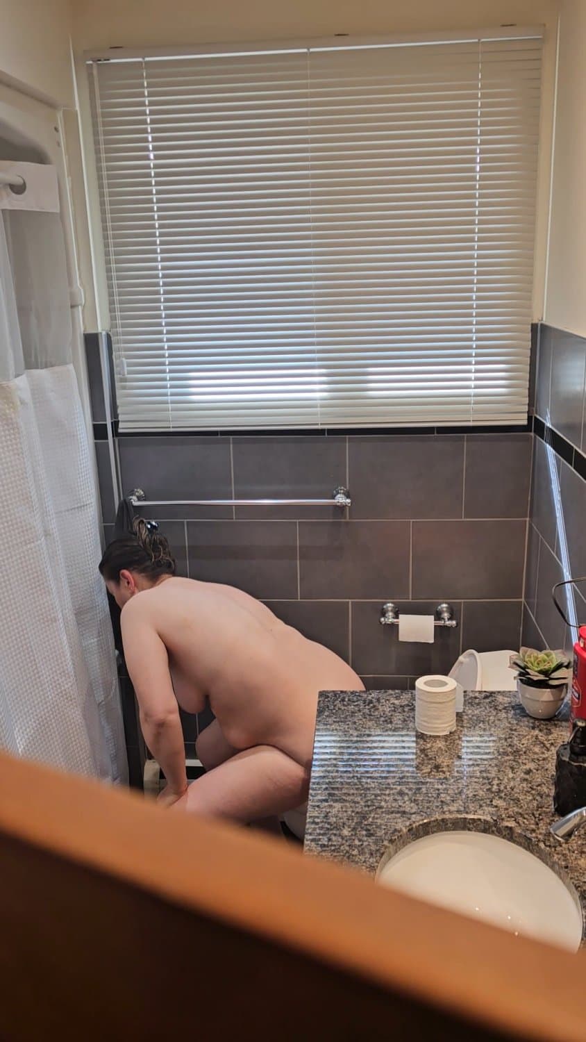 Spying on my stepmoms fat tits