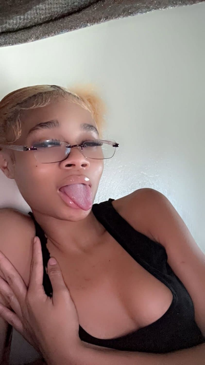 young yellow bone eater eats dick off the bone