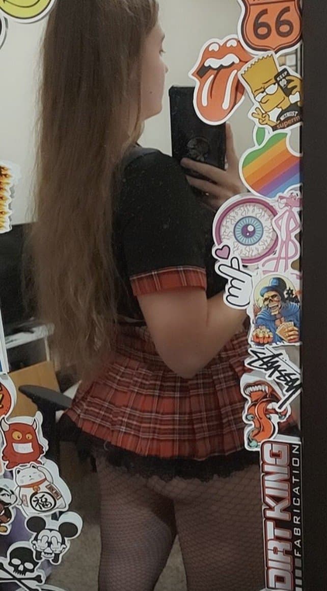 Living with my drug dealers because my parents kicked me out !!