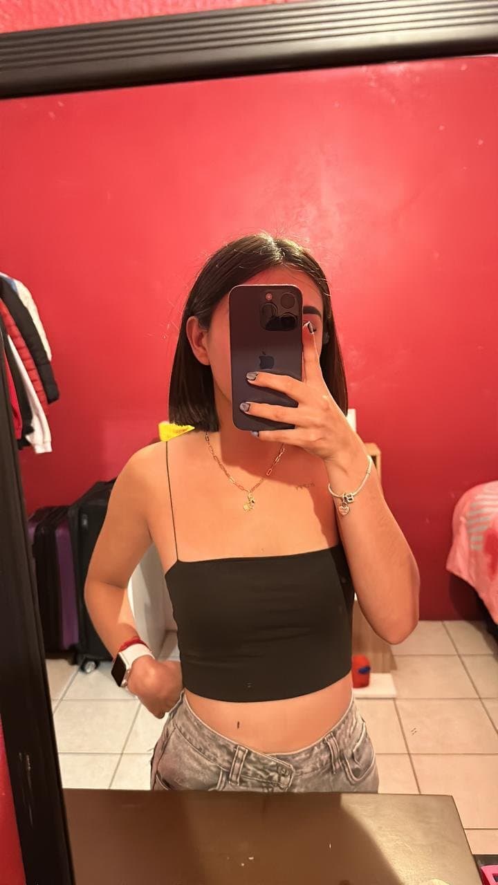 Flaquita puta le encanta mostrar su culo y su conchita peluda