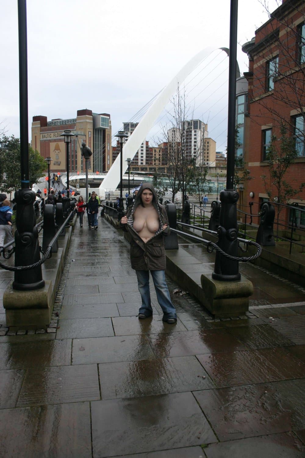 Amature in UK (001a): Baroness from Newcastle are naked outside