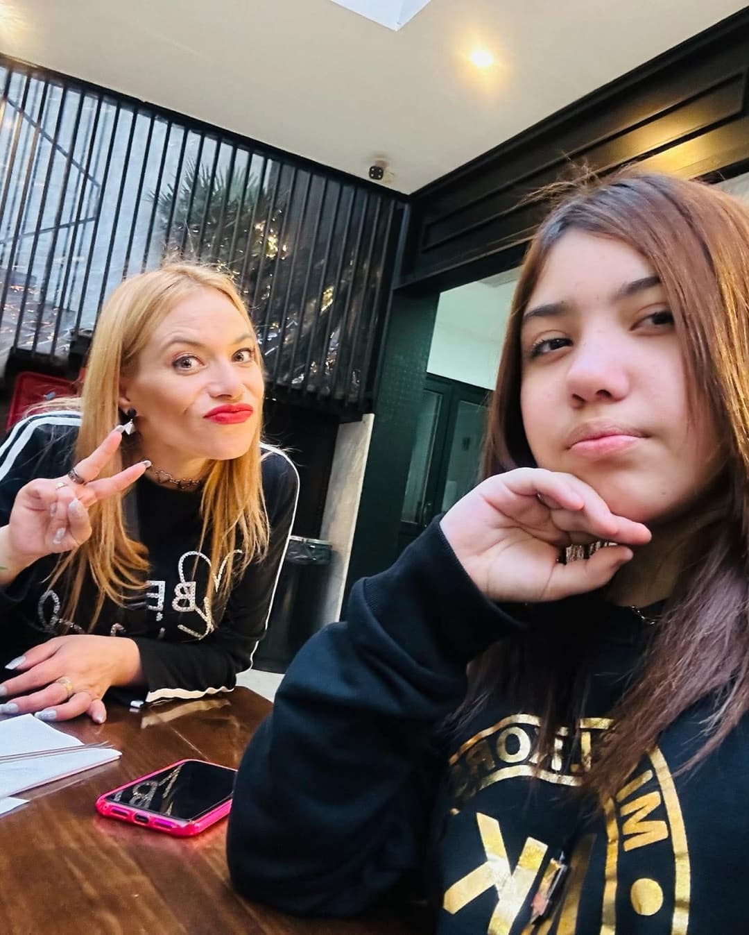 Haberme cogido a la mamá y unos años mas tarde a su hija fue excitante, las dos la chupan delicioso