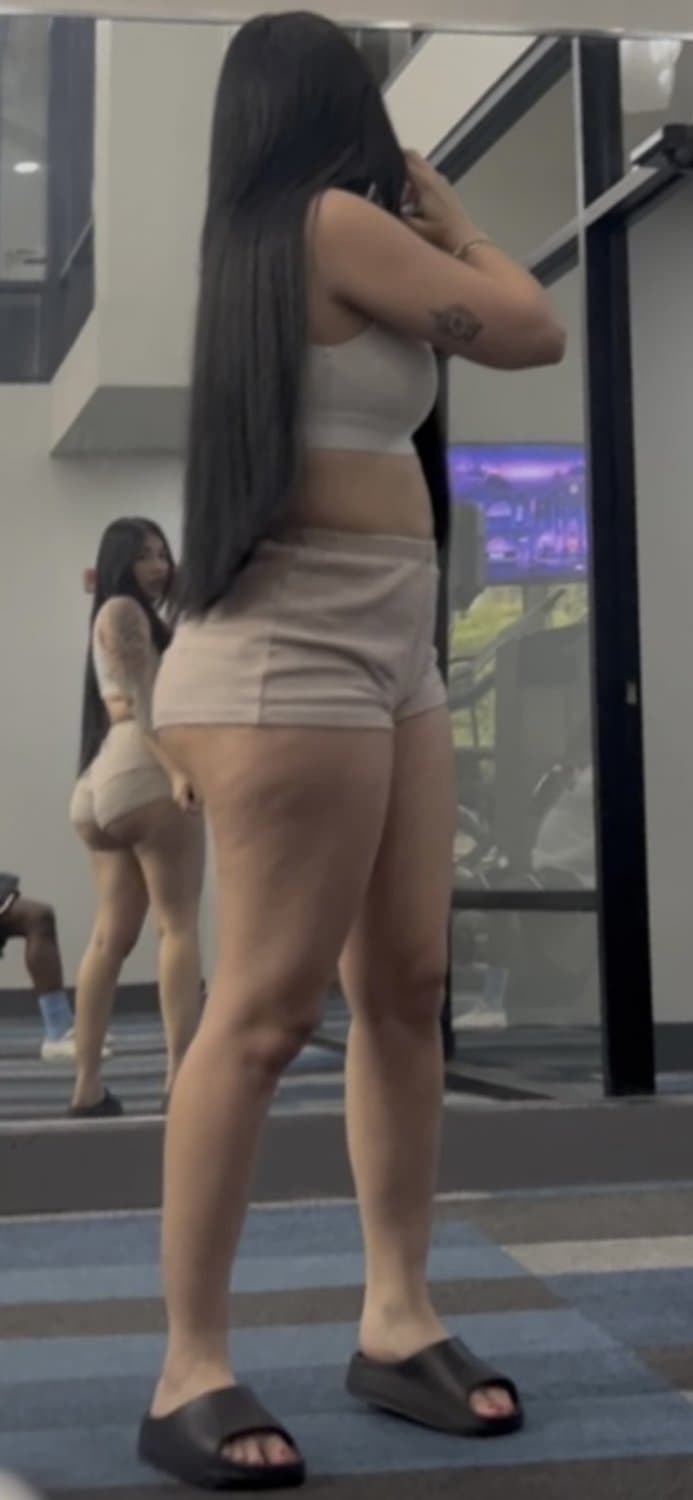 GYM LATINA in SHORT SHORTS SHOWING CHEEK