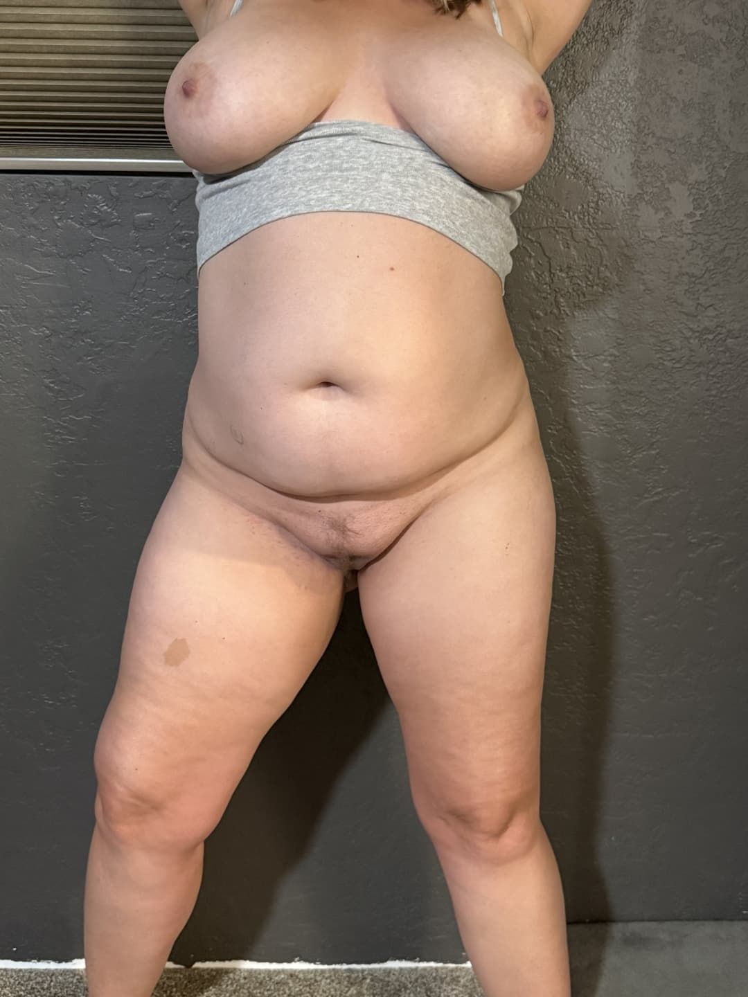 Sexy MILF Amanda showing off her big tits and sexy ass. She’s BBC ready