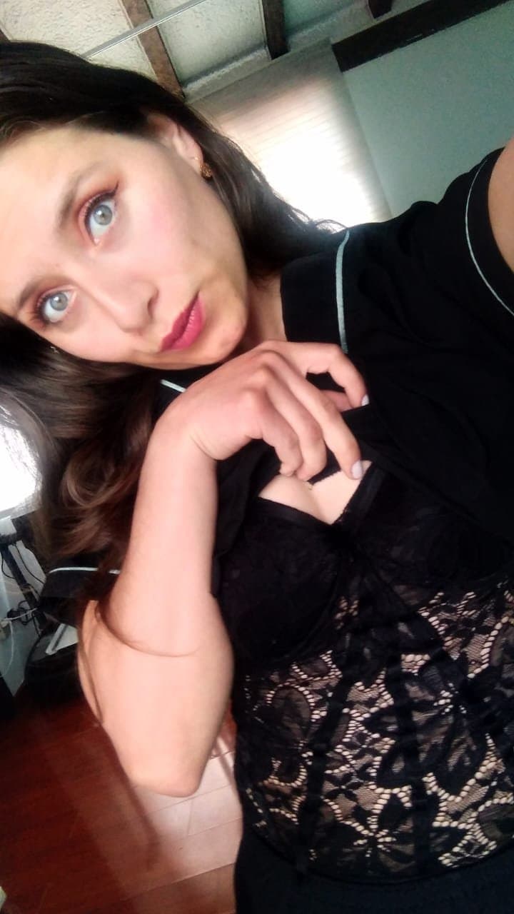 Masajista erótica - Oral al natural - masaje final feliz - penetración vaginal - puta ojos azules.