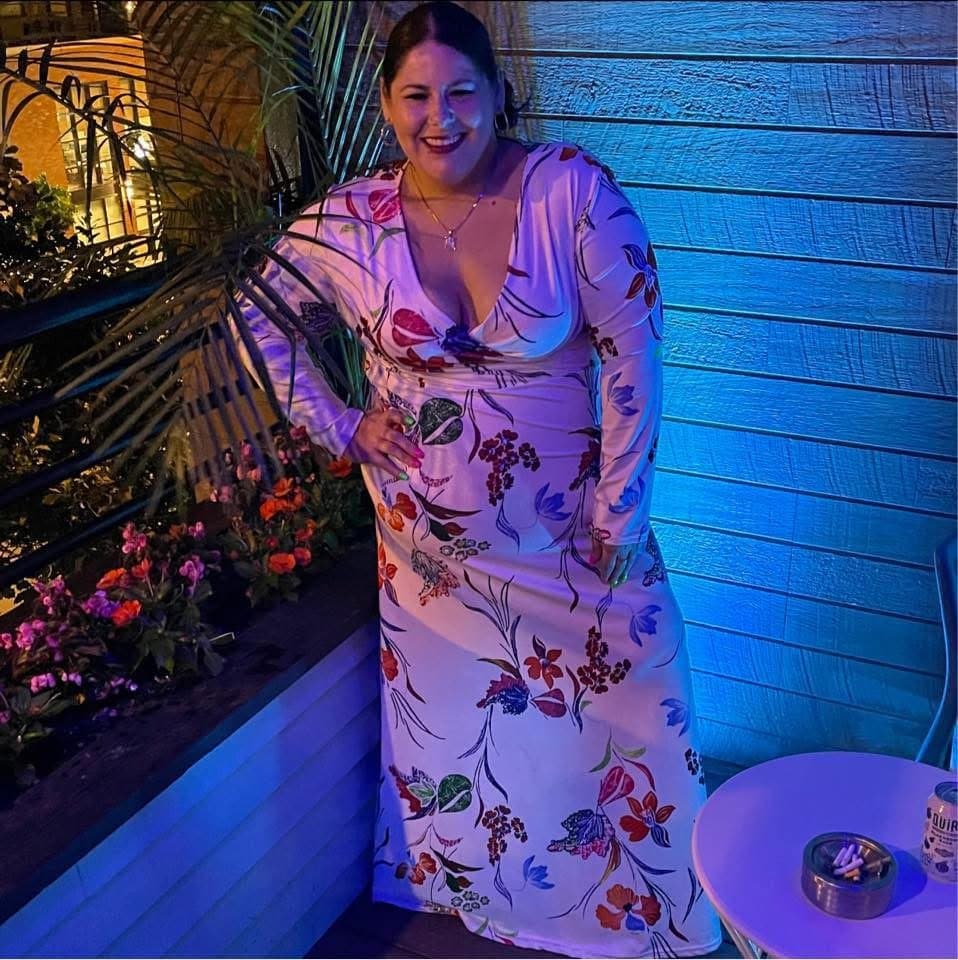 Click to view full size Slutty MILF Jessi in her work office acting naughty