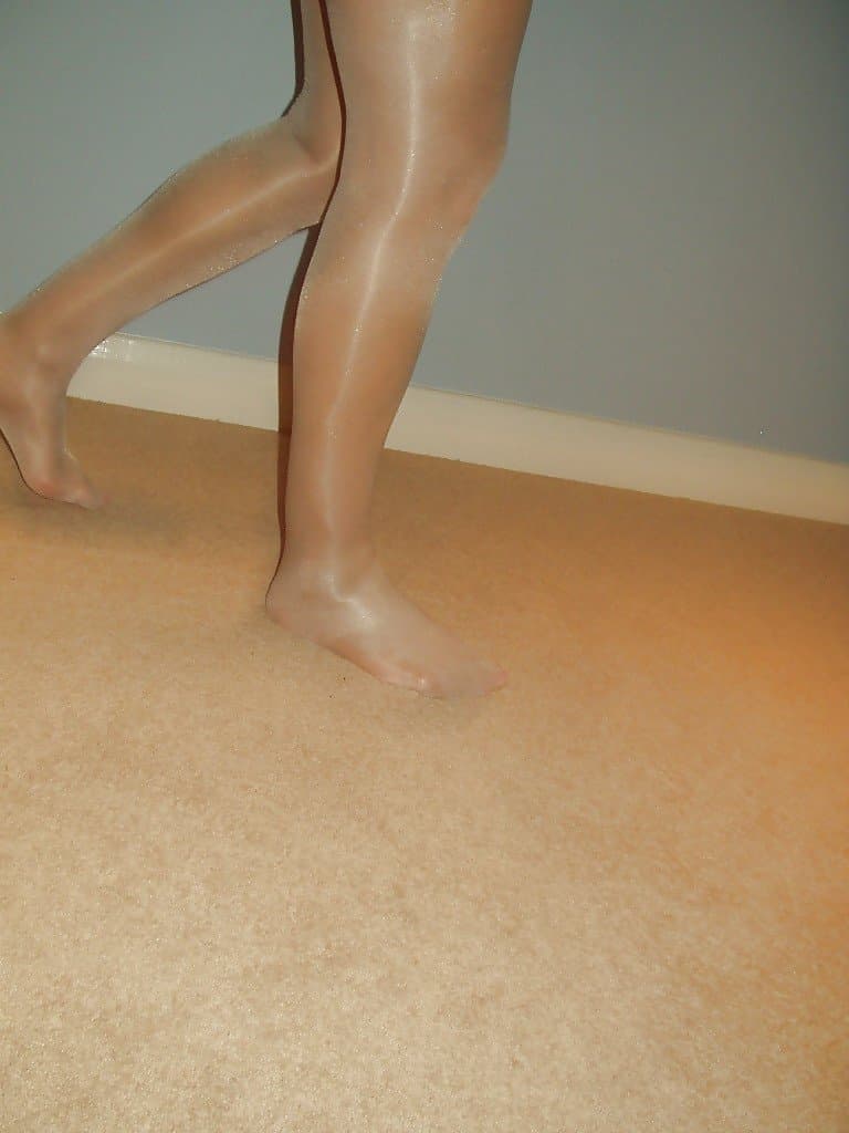 Click to view full size Amateur in shiny pantyhose