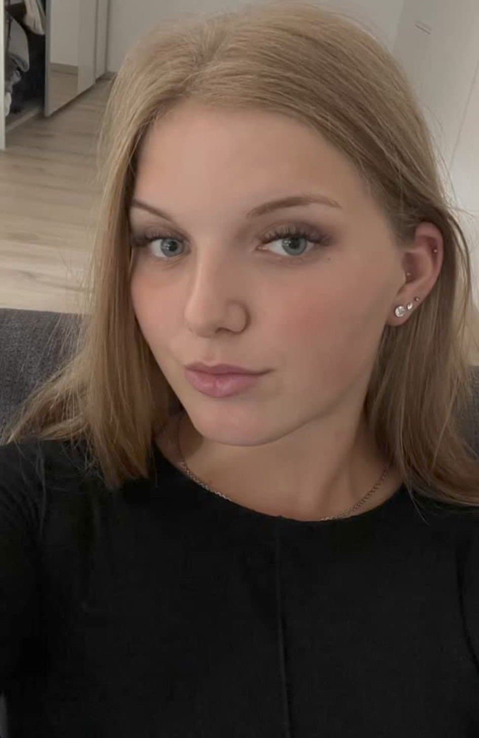 Sexy german slut Giona, 20 with pretty face and feet