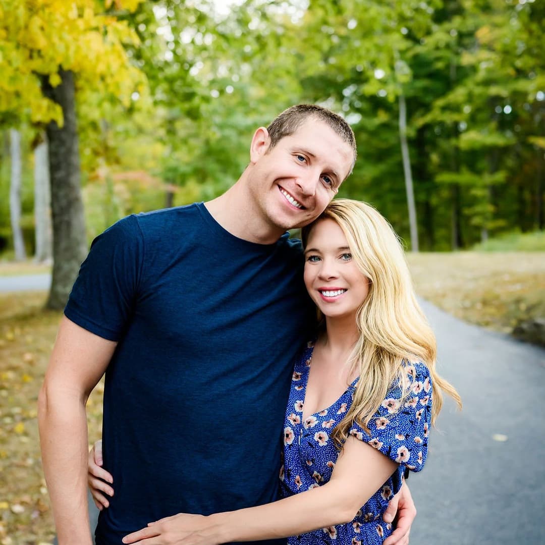 Small tits girl showing boobs at GGW