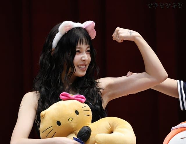 Kyujin nmixx her armpits should be covered in cum