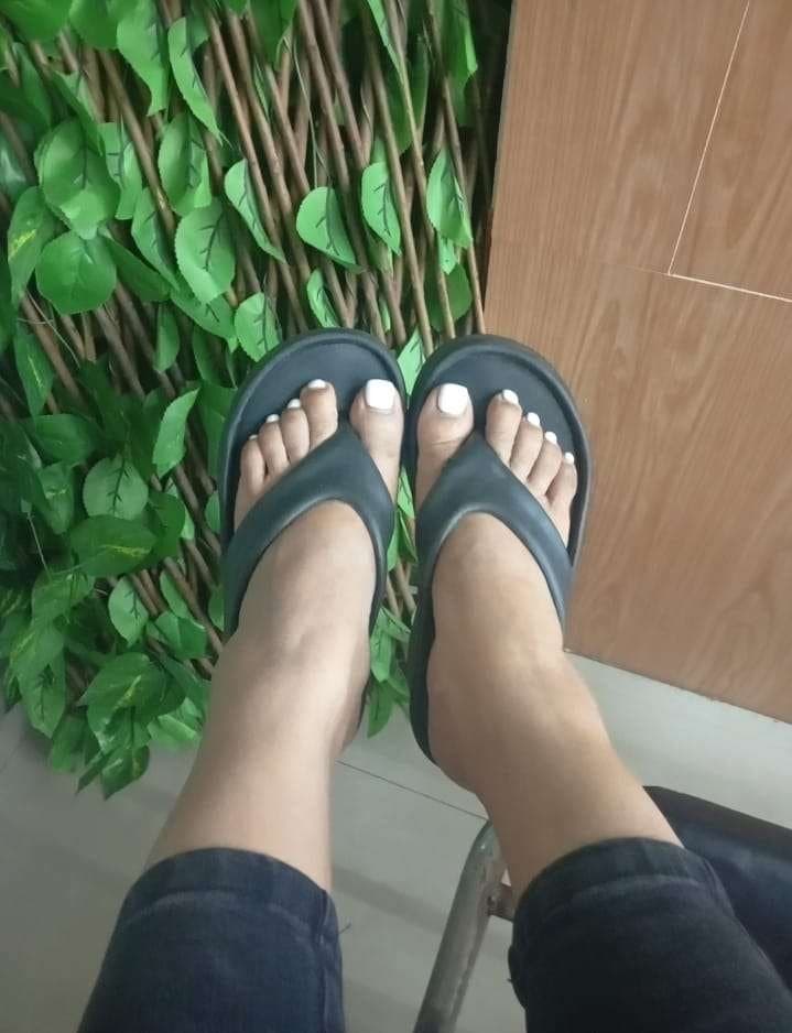 Asia NailSaloon Owner Show me her pretty Milf Feet