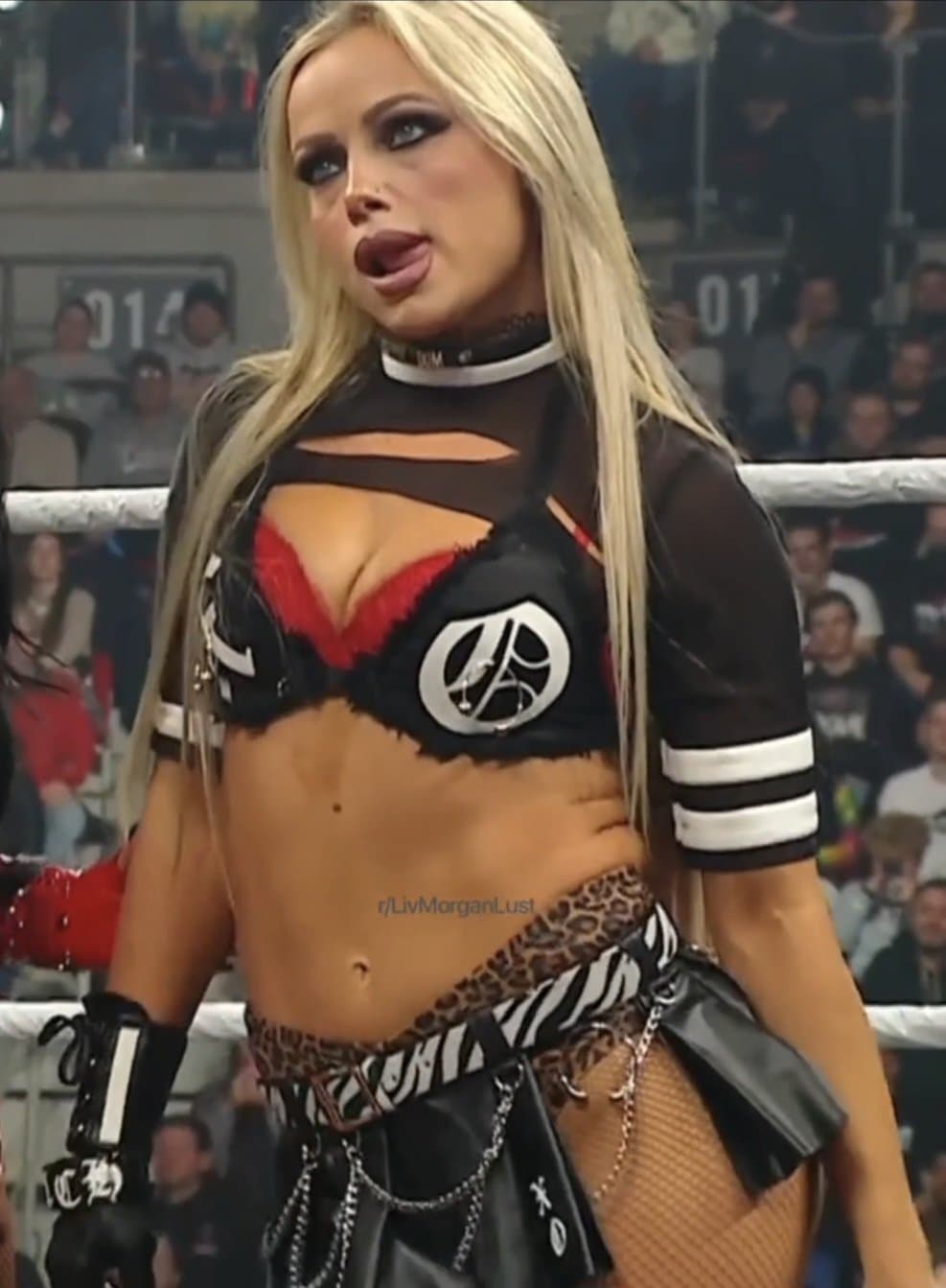 Liv Morgan y sus calzones de estampado de leopardo ????