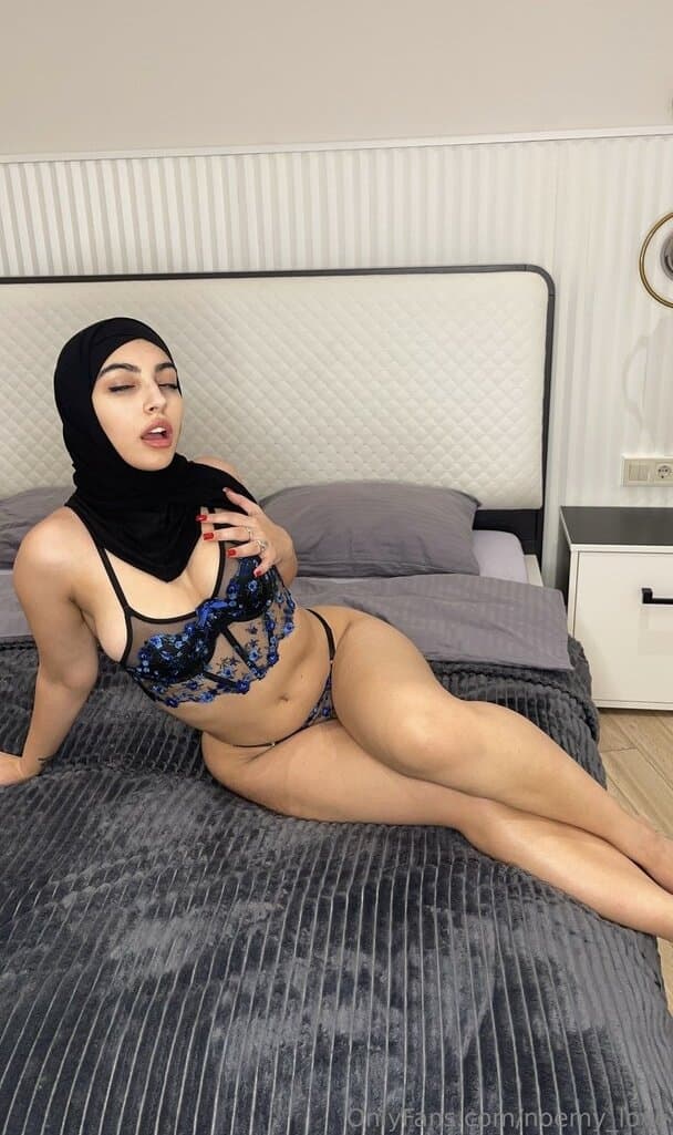 Noémy la plus grosse chienne arabe ?? ( Gros Seins - Gros Cul )